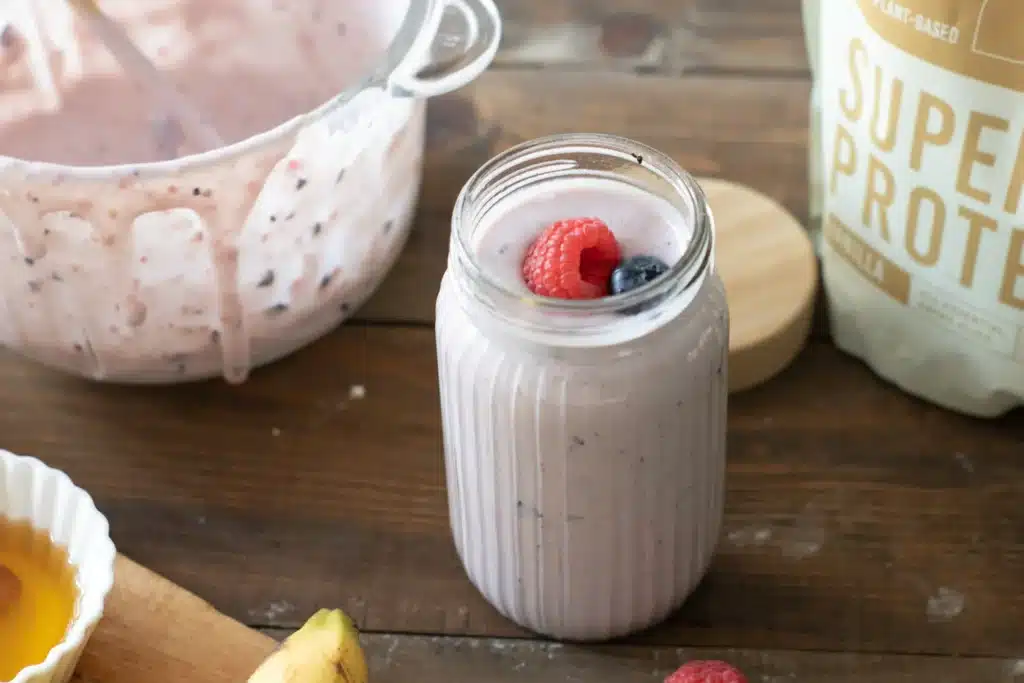 Smoothiesta on helppo tehdä eri versioita kokeilemalla eri marjoja ja kasvimaitoja.