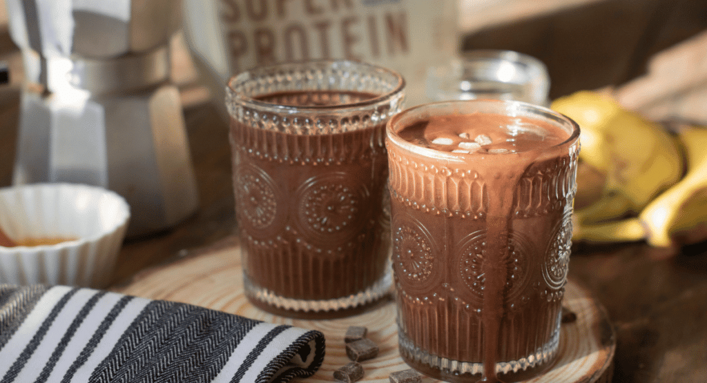 Kahvinmakuinen smoothie, jossa on mukana suklaanmakuista Super Protein-proteiinijauhetta