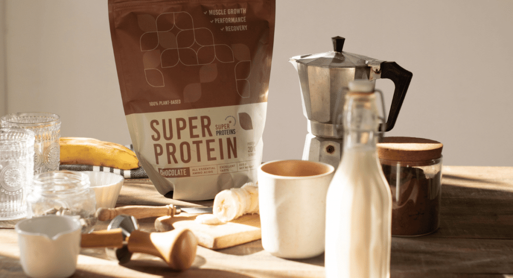 Suklaanmakuinen smoothie, jossa on paljon proteiinia