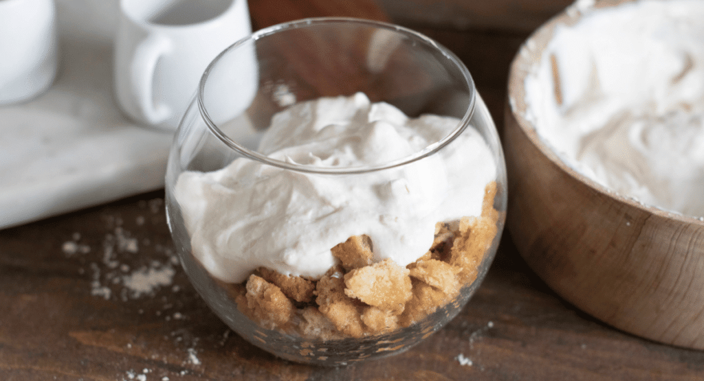 Vegaaniset juustokakkukupit ilman leipomista! Paljon proteiinia ja herkullinen maku.