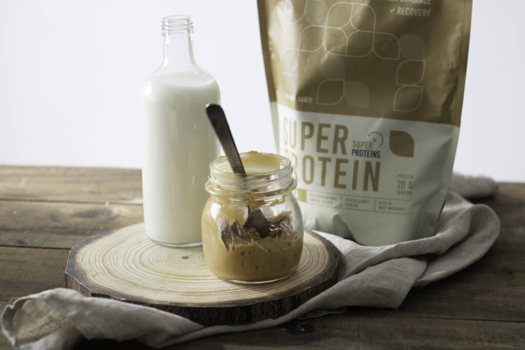 Vegaaninen vaniljanmakuinen proteiinijäätelö, joka sopii herkuksi tai välipalaksi